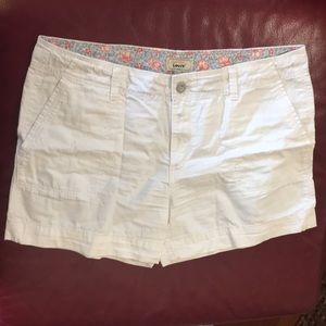 Levi’s White Back Flap Pocket Shorts Size 14